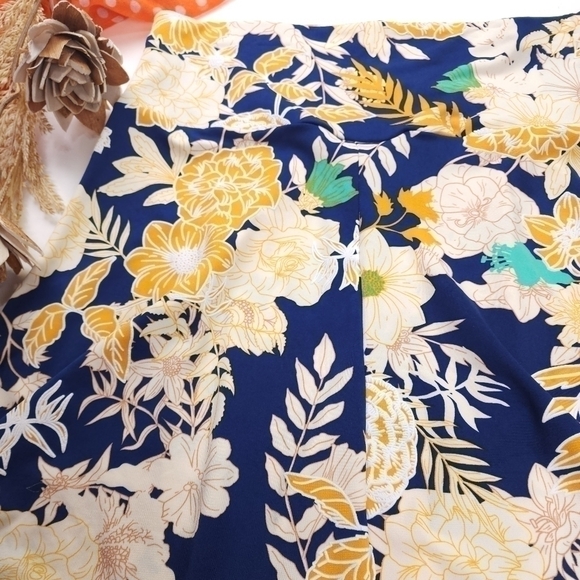 Elisabeth & Nicole Blue Yellow White Floral Skirt Sz L - Picture 9 of 9